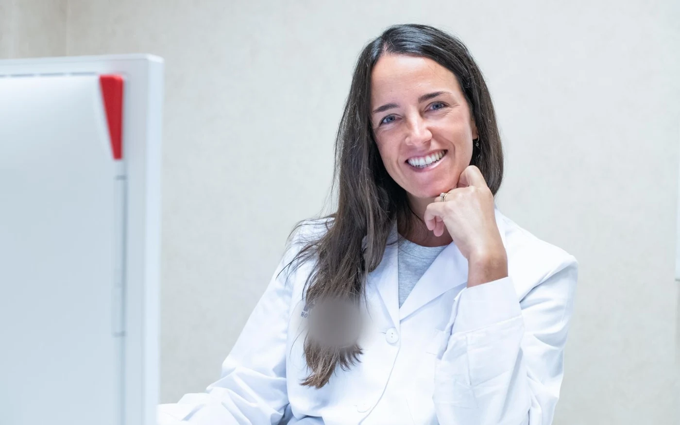 Dra. Pardo de Santayana atendiendo una videoconsulta de endocrinología